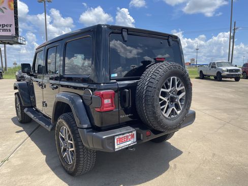 Used 2025 Jeep Wrangler Unlimited Sahara AWD/4WD image 6