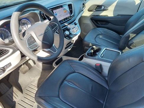 Used 2022 Chrysler Pacifica Touring-L image 9