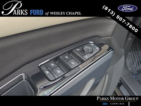 Used 2023 Nissan Pathfinder SL AWD/4WD image 19