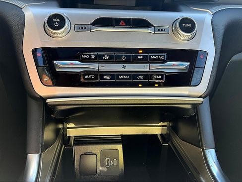 Used 2022 Ford Explorer XLT w/ Equipment Group 202A image 24