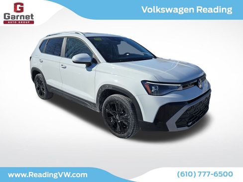 New 2025 Volkswagen Taos SE image 2