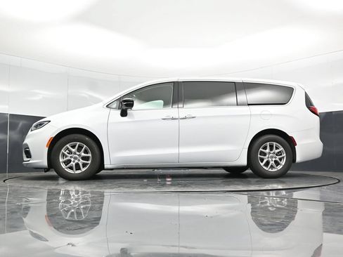 Used 2024 Chrysler Pacifica Touring-L FWD image 58