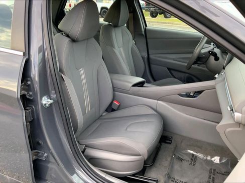 Used 2025 Hyundai Elantra SEL FWD image 9
