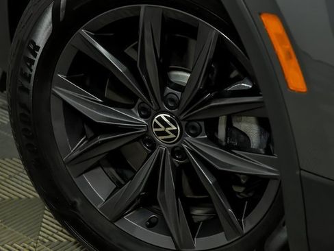 Certified 2024 Volkswagen Tiguan SE w/ Panoramic Sunroof Package image 3