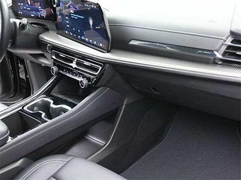 Used 2025 Chevrolet Traverse LT image 30