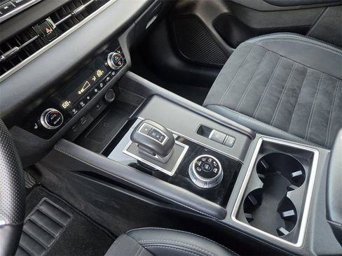 Used 2024 Mitsubishi Outlander SE image 16