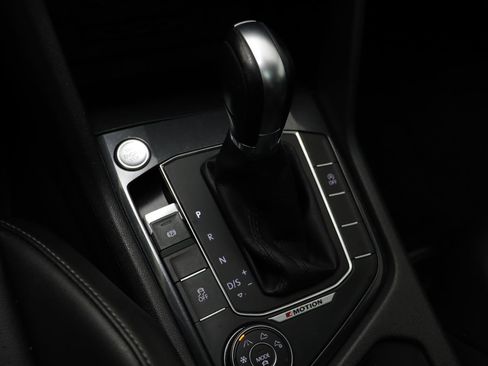 Used 2018 Volkswagen Tiguan SE w/ Panoramic Sunroof Package image 11