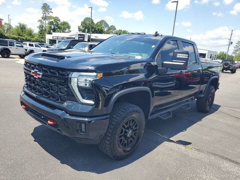 Used 2024 Chevrolet Silverado 2500 ZR2 w/ Technology Package AWD/4WD image 2
