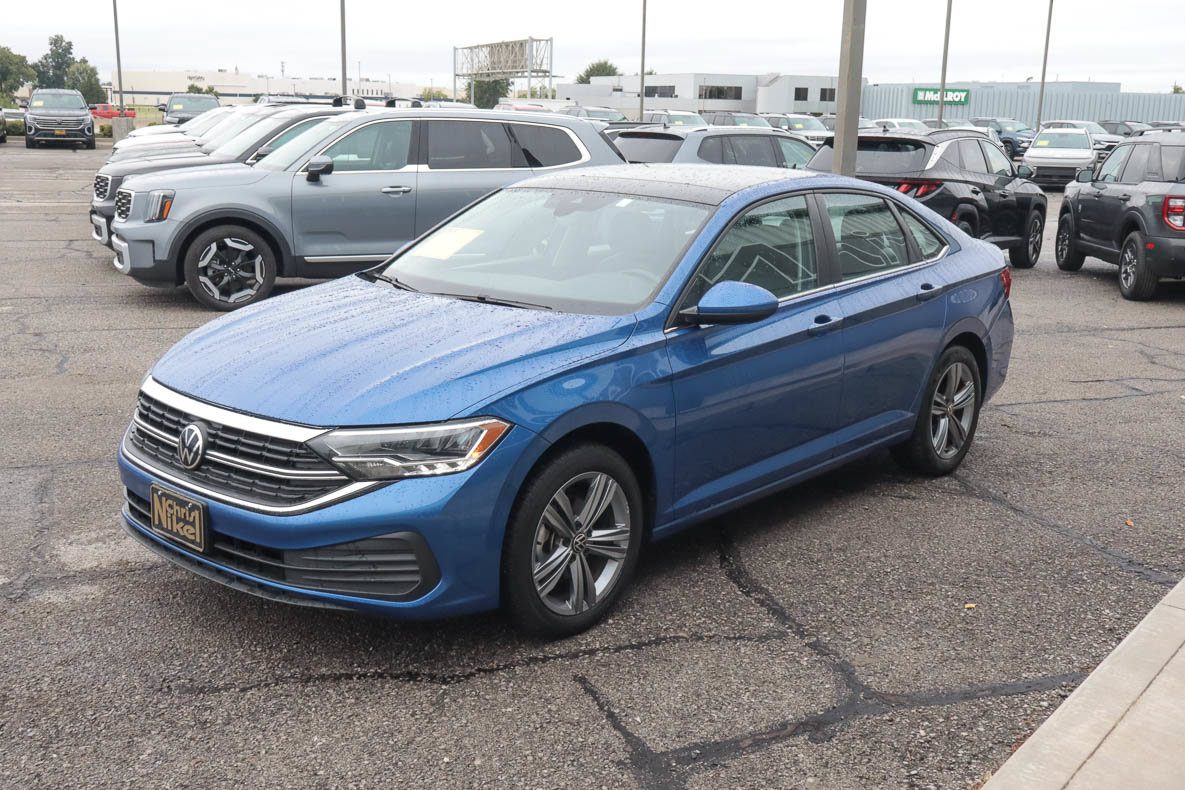 Used 2024 Volkswagen Jetta SE FWD image 3