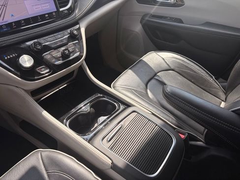 Used 2023 Chrysler Pacifica Limited FWD image 20