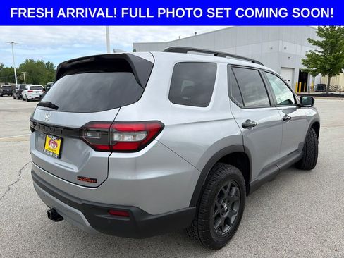 Used 2025 Honda Pilot TrailSport image 3