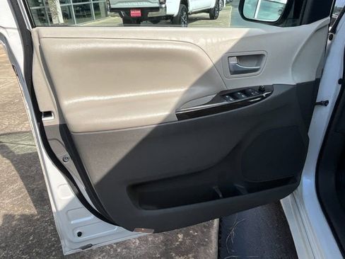 Used 2015 Toyota Sienna XLE image 11