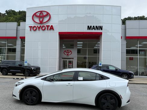 New 2026 Toyota Prius LE image 1