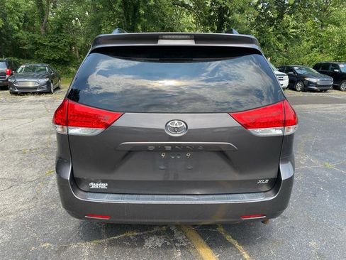 Used 2012 Toyota Sienna XLE image 3