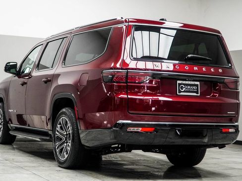 Used 2024 Jeep Wagoneer L Series II w/ Flexible Seating Group AWD/4WD image 10