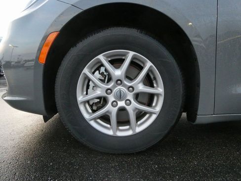 Used 2025 Chrysler Pacifica Select FWD image 33