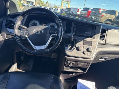 Used 2018 Toyota Sienna SE Premium w/ Carpet Mat Package FWD image 19