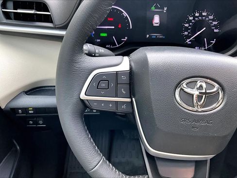 Used 2024 Toyota Sienna XLE FWD image 24