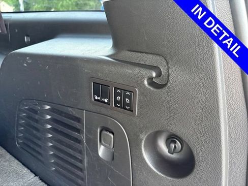 Used 2017 Cadillac Escalade ESV Luxury RWD image 18