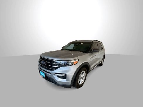 Used 2020 Ford Explorer XLT w/ Equipment Group 202A AWD/4WD image 4