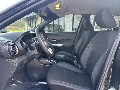 Used 2019 Nissan Kicks SV FWD image 2