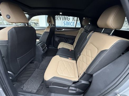 Used 2024 Volkswagen Atlas Cross Sport SE w/ Panoramic Sunroof Package image 11