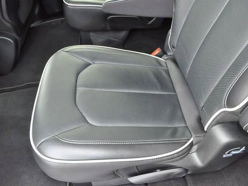 Used 2025 Chrysler Pacifica Limited FWD image 15