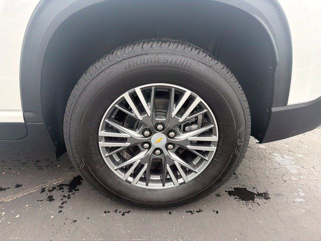 Used 2024 Chevrolet Traverse LT w/ Trailering Package FWD image 9