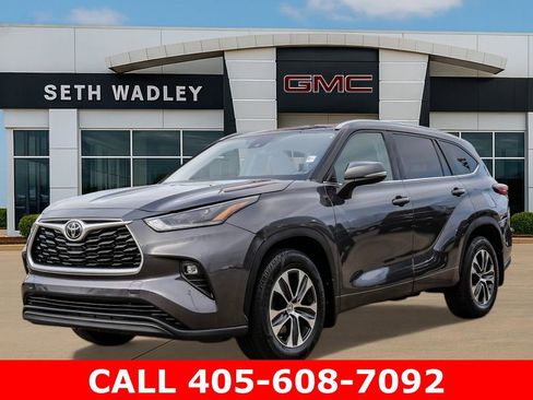 Used 2021 Toyota Highlander XLE AWD/4WD image 38