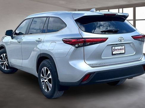 Used 2023 Toyota Highlander XLE FWD image 4