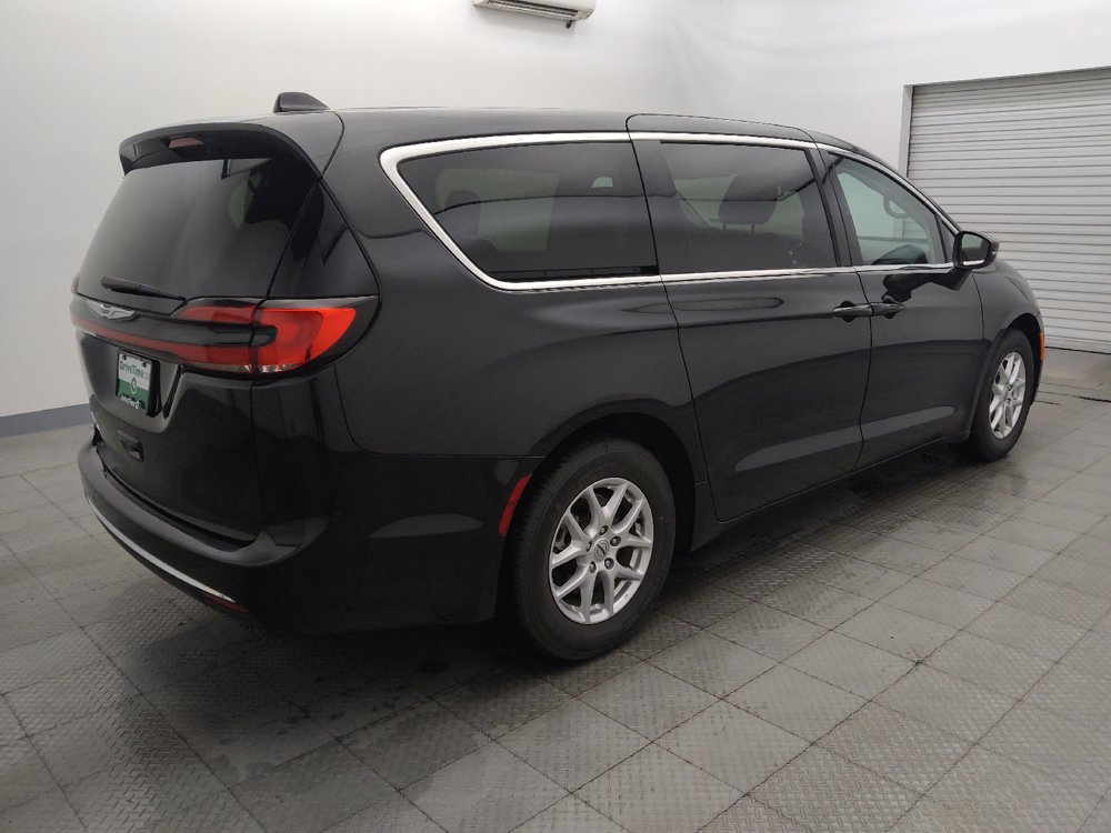 Used 2023 Chrysler Pacifica Touring-L FWD image 10