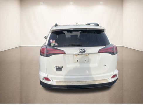 Used 2018 Toyota RAV4 LE image 8