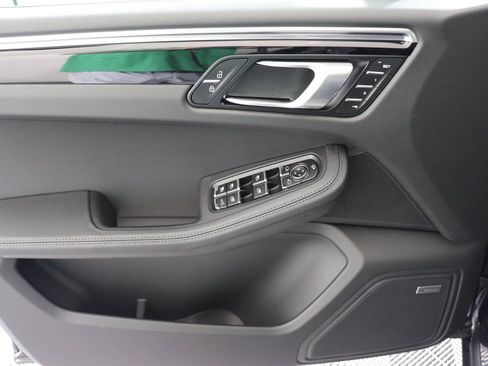 Used 2025 Porsche Macan image 27