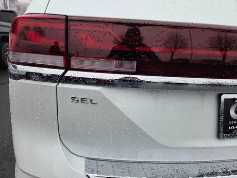 Used 2024 Volkswagen Atlas SEL Premium R-Line image 38