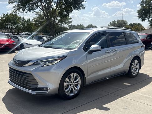 Used 2022 Toyota Sienna Platinum FWD image 2