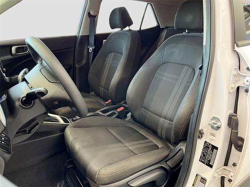 Used 2021 Hyundai Venue SE image 19