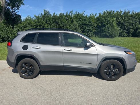 Used 2018 Jeep Cherokee Latitude w/ Altitude Package FWD image 7