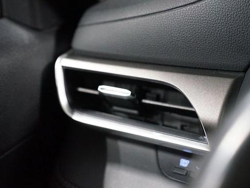 Used 2022 Toyota Highlander XLE FWD image 24