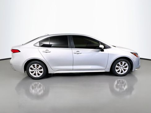 Used 2022 Toyota Corolla LE FWD image 3