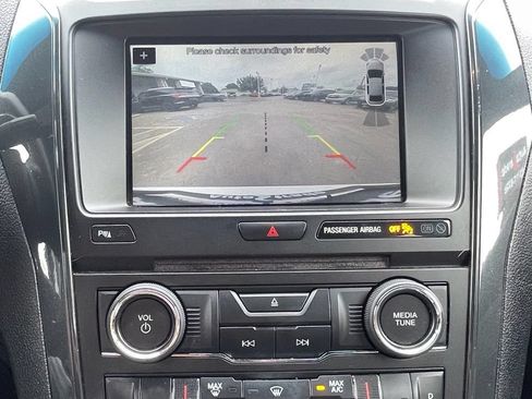 Used 2017 Ford Explorer XLT w/ Equipment Group 202A FWD image 23