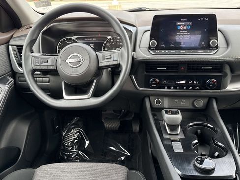 Used 2023 Nissan Rogue SV image 2