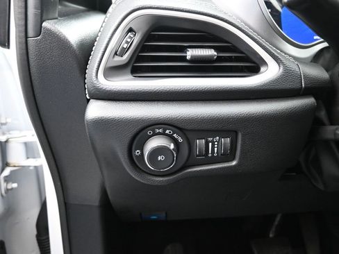 Used 2024 Chrysler Pacifica Select image 14