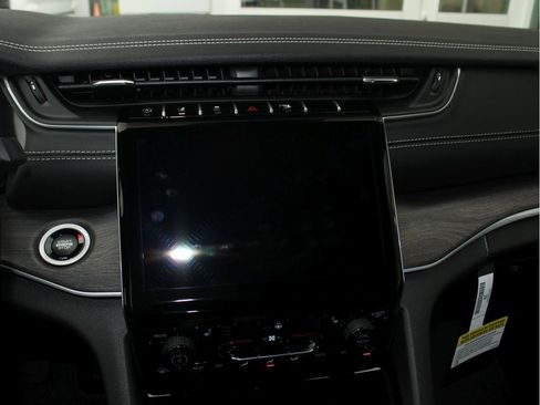 New 2025 Jeep Grand Cherokee Limited w/ Trailer Tow Package image 17