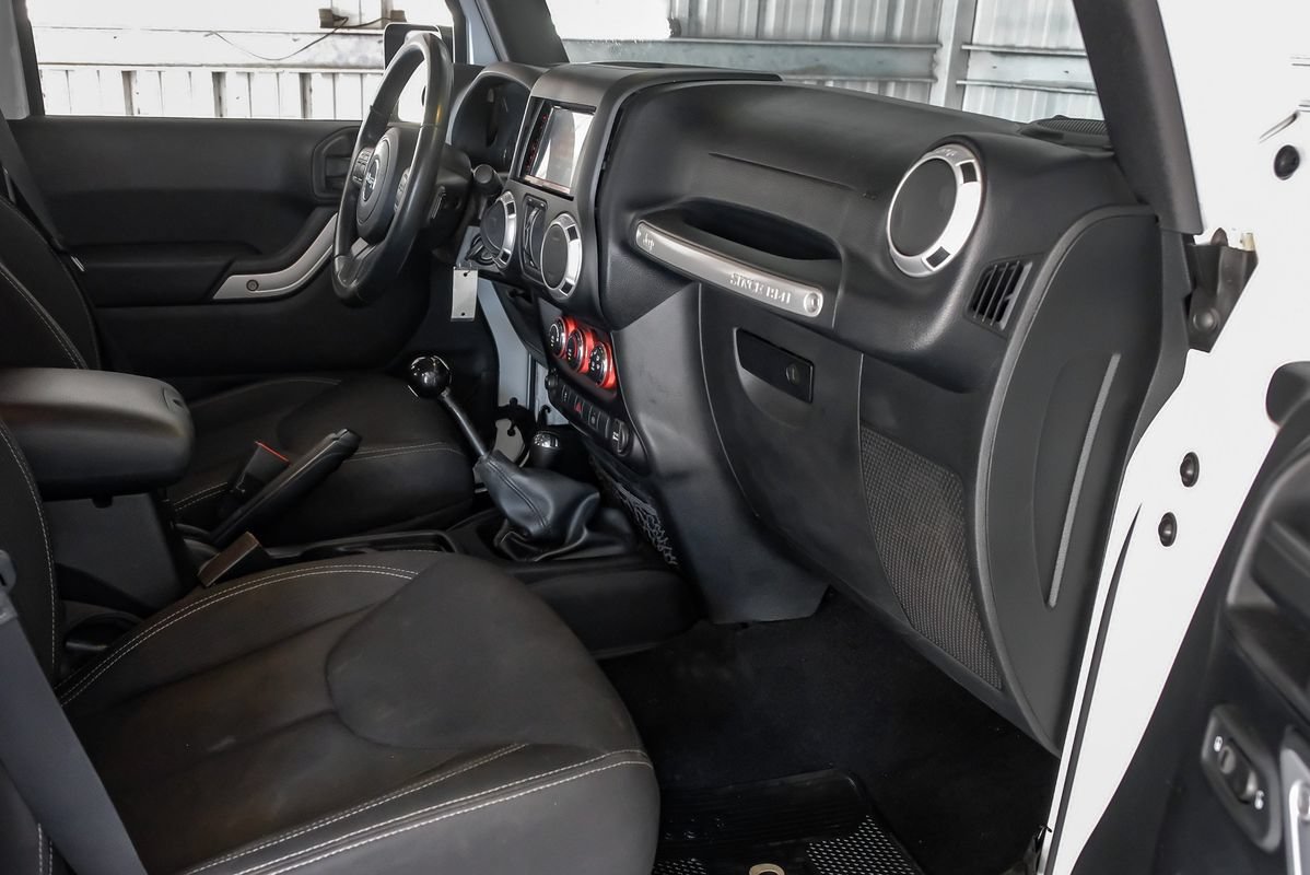 Used 2016 Jeep Wrangler Unlimited Sahara w/ Connectivity Group AWD/4WD image 12