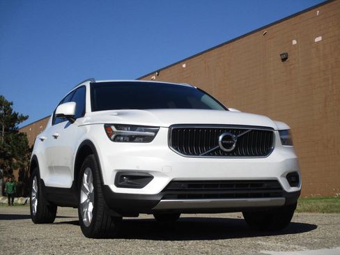 Used 2022 Volvo XC40 T5 Momentum image 11