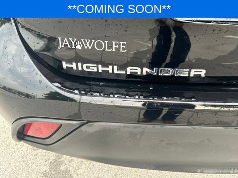 Used 2022 Toyota Highlander XLE AWD/4WD image 16