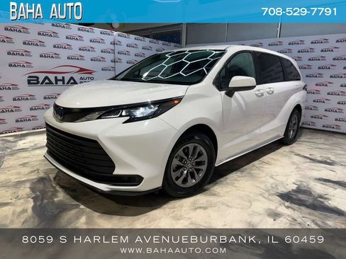 Used 2024 Toyota Sienna LE image 1