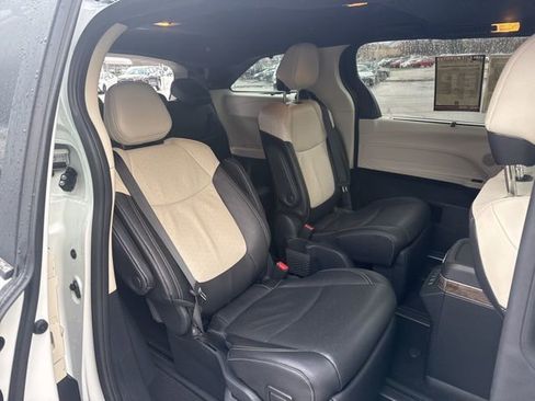 Used 2025 Toyota Sienna Platinum image 19