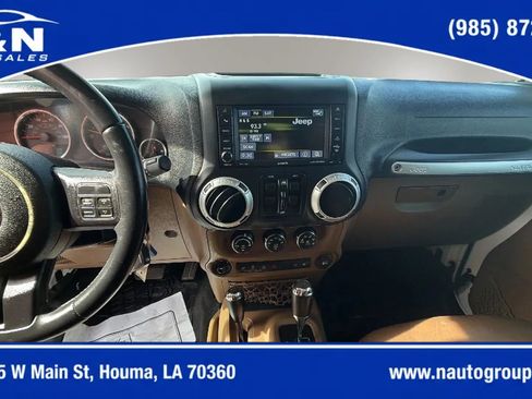 Used 2015 Jeep Wrangler Unlimited Rubicon w/ Connectivity Group AWD/4WD image 14