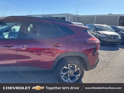 Certified 2025 Chevrolet Trax LT w/ LT Convenience Package image 6